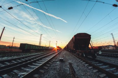 Hızlı tren demiryolu ile hareket eder, malların nakliyesi yük treniyle yapılır. Tren vagonları istasyonda.