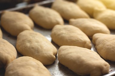 Pişirmeden önce fırında elmalı turta, tatlı çörekler.