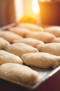 Pişirmeden önce fırında elmalı turta, tatlı çörekler.