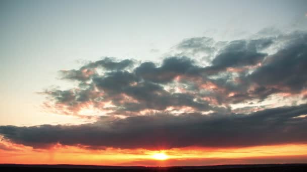 Coucher Soleil Intense Dramatique Avec Nombreux Nuages Sombres Apparition Rapide — Video