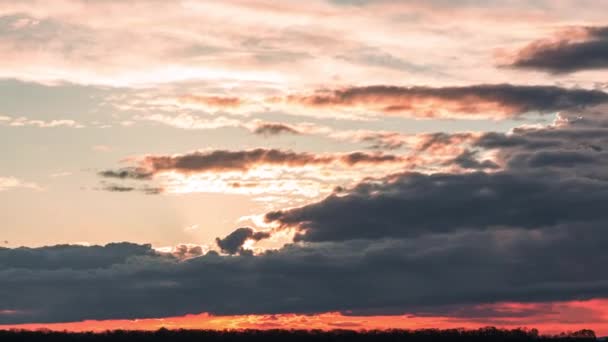 Husté Dešťové Mraky Při Západu Slunce Osvětlené Červeným Světlem — Stock video