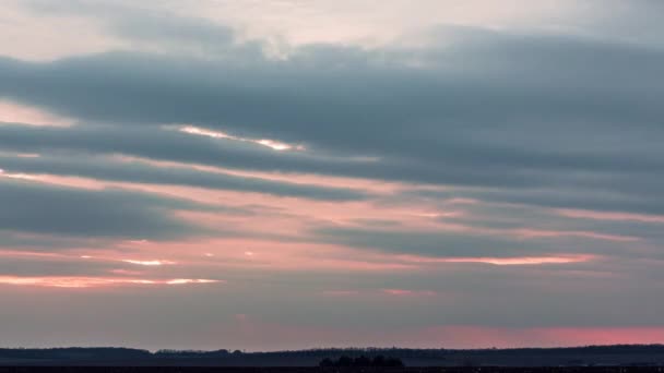 Nubes Rayas Muy Rápidas Con Huecos Rojos Durante Puesta Del — Vídeos de Stock