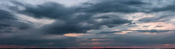 Coucher Soleil Sombre Avec Nuages Sombres Lumière Rouge Horizon — Photo