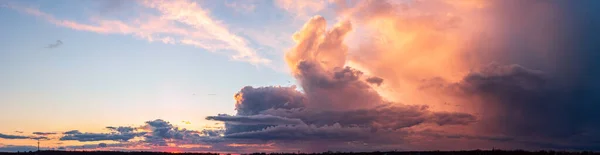 Coucher Soleil Lumineux Fabuleux Intense Avec Grands Nuages Ciel Pluvieux — Photo