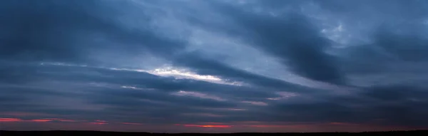 Ciemny Zachód Słońca Mrocznymi Chmurami Czerwonym Światłem Horyzoncie — Zdjęcie stockowe