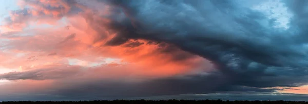 Dramatischer Dunkler Sonnenuntergang Dunkle Regenwolken Abend Ein Satter Roter Himmel — Stockfoto