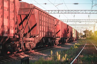 Günbatımının arkasındaki yük treni - şafak, gideceği yere gitmek için bekliyor.