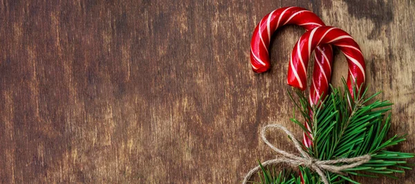 Karácsonyi Háttér Két Cukornád Kötött Kötél Fenyő Ágak Asztalon Top — Stock Fotó
