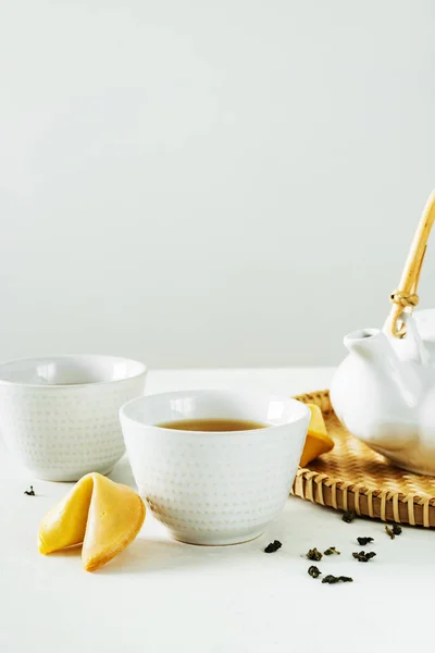 Ázsiai Tea Koncepció Két Fehér Csésze Tea Szerencse Cookie Teáskanna — Stock Fotó