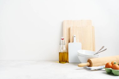 Mutfak arka planında yumurta, yağ, merdane, yemek pişirme ve yemek pişirme aletleri beyaz arka planda. Mesaj atmak için boş bir alan, mutfak dekorasyonu konsepti. Geniş pankart.