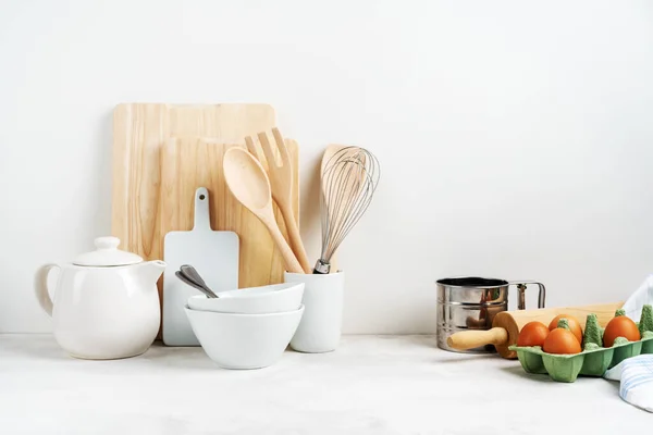 厨房背景模型与鸡蛋 滚动销 碗烹饪和烘焙器皿在桌子上的白色背景 空白的文字空间 家庭厨房装修的概念 免版税图库照片