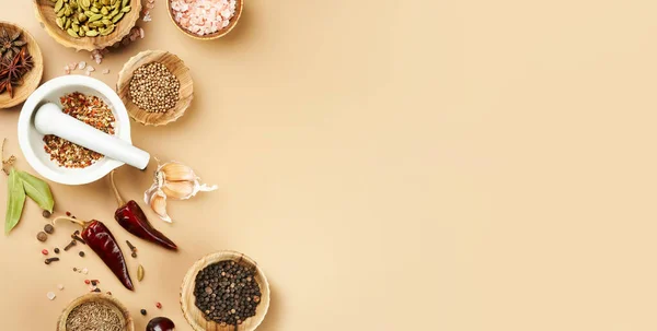 食物模型与各种香料湾叶子 红辣椒 茴香在木制碗上的摩洛哥米色背景与复制空间 带有复制空间的长食品横幅 免版税图库图片