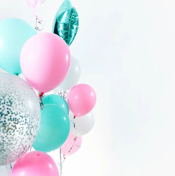 気球です 優しいピンクの白いターコイズハートのセット 星型の箔風船 コピースペース付きの休日の背景 お祝いだ バレンタインデーのパーティーの装飾 メタリックバルーン誕生日 — ストック写真