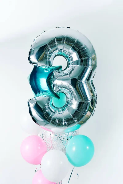 空气气球设置与3号 柔和的粉色白色绿松石气球 度假背景 生日派对装饰 金属气球 图库图片