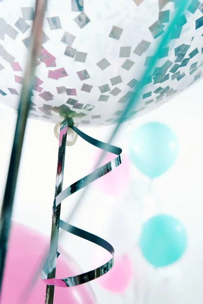 空气气球 空气气球 有选择的重点 背景的节日气氛 情人节派对装饰 金属气球生日 免版税图库照片