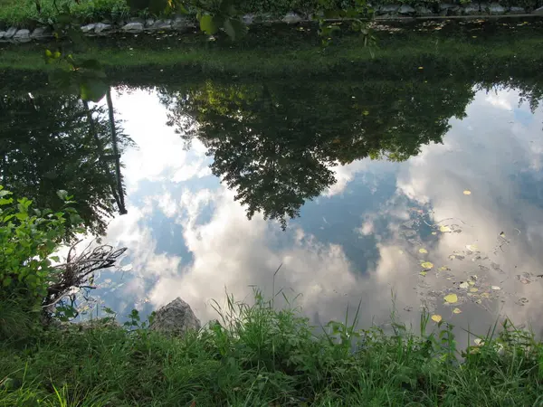 Austria Klagenfurt Reflection Park Trees Bushes Water Canals Lakes — Stock Photo, Image