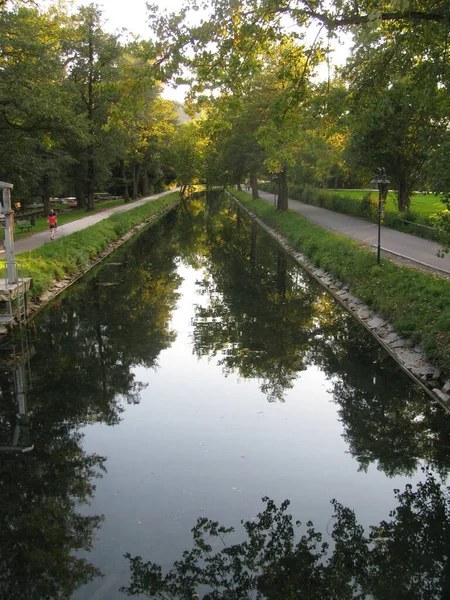 オーストリア クラゲンフルト 運河や湖の水の公園の木や茂みの反射 — ストック写真