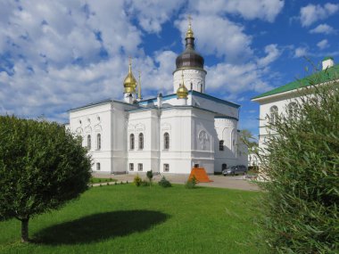 Elizarovo köyündeki manastır Pskov bölgesi. 2000 yılından bu yana, antik manastır restore edildi ve bir kadın manastırı olarak yeniden canlanmaya başladı..                               