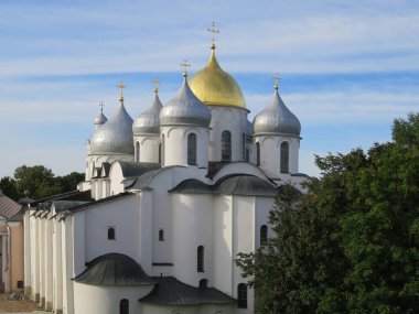 Novgorod Kremlin. Farklı zamanların mimarisi Kremlin topraklarında temsil edilir. Novgorod 'lu Aziz Sophia, Rusya' daki en eski Ortodoks kilisesidir.. 