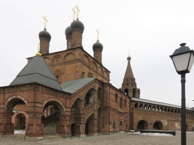 Moskova. Krutitskoe PODVOR 'e - iki kilisesi olan saray topluluğu Krutitskiy Teremok, kutsal kapı.                                