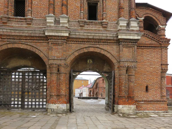 莫斯科 Krutitskoe Podvor 由两座教堂组成的宫殿合奏 包括圣门 Holy Gate — 图库照片