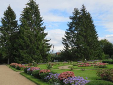 - Rusya. Puşkin Dağları. Petrovskoe, Puşkin 'in atalarının atalarından kalma bir mülktür. Park, Rus manzara sanatının bir örneğidir..