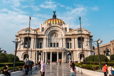 Salgın sırasında turistler eski süs binalarının önünde