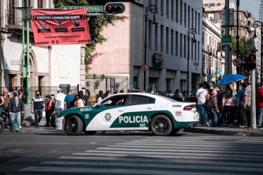 Polis arabası salgın sırasında kalabalığın yanında.