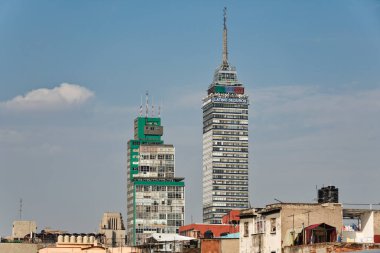 Şehir caddesinde modern gökdelen