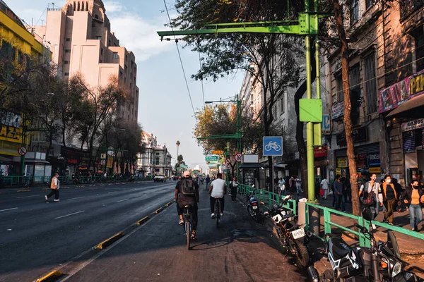 Boş yolda bisiklet süren insanlar salgın sırasında kapalı — Stok fotoğraf