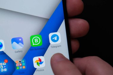 Akıllı telefondan mesaj iletmek için uygulama seçen kişi