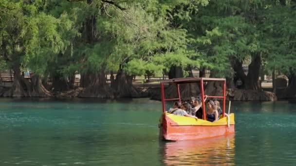 Tourists riding boat on calm lake — Stock Video