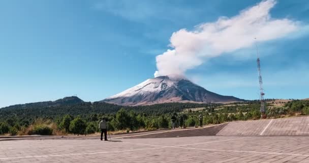 Pessoas observando vulcão com fumaça — Vídeo de Stock