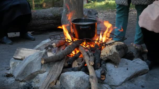 Pessoa preparando café na fogueira — Vídeo de Stock