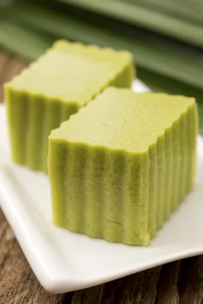 Pandan Crema di Cocco Agar Agar w Pandanus Foglie in background; file non affilato — Foto Stock