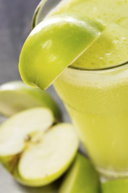 taze sıkılmış elma suyu