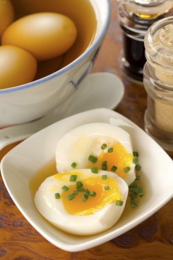 Ajitsuke Tamago, Japon Sous Vide yavaş pişmiş Chives ile süslenmiş yumurta. Sigara keskinleştirmek