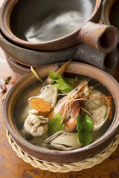 Tom Yam Ruam Pak ou Clear Tom Yam Soup com frango e camarão. Não afiada — Fotografia de Stock