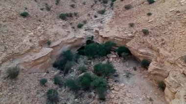 Suudi Arabistan, Riyad yakınlarında küçük doğal bir Sha 'ib Luha Havuzu ile kanyonun üzerinde uçan kamera.