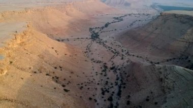 Kanyon üzerinde uçan kamera, Dirab, Suudi Arabistan