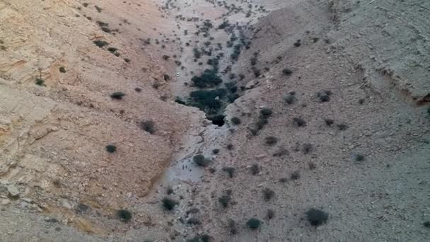摄像带着一个小的天然沙 Apos Luha游泳池爬过峡谷 沙特阿拉伯 迪亚布 — 图库视频影像