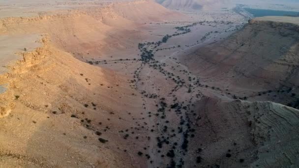 Cámara Sobrevolando Cañón Dirab Arabia Saudita — Vídeo de stock