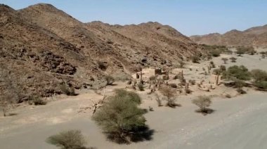 Suudi Arabistan 'ın Wadi Massal kentindeki terk edilmiş geleneksel Arap ailesinin hava manzarası. İHA uçuyor..