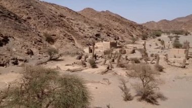 Suudi Arabistan 'ın Wadi Massal kentindeki terk edilmiş geleneksel Arap ailesinin hava manzarası. İHA uçuyor..