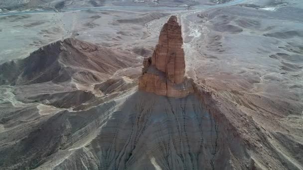 摄像机飞过沙特阿拉伯利雅得附近的费萨尔手指岩 从Tuwaiq悬崖的观点 — 图库视频影像