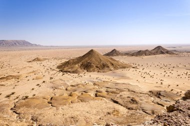 Riyad 'ın Doğal Kemeri' nden görünen bir çöl manzarası. Dağ sırtı ile çevrili bir ova. Mars 'a benzer bir manzara..
