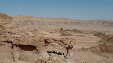 Kamera, Suudi Arabistan, Riyad 'ın Doğal Kemeri üzerinde uçuyor.