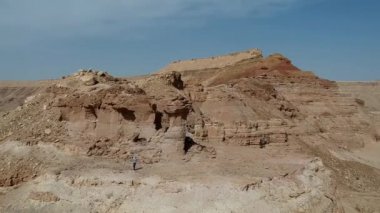 Kamera Suudi Arabistan, Riyad 'ın Doğal Kemeri' ne doğru uçuyor.