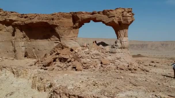 Telecamera Sale Sopra Scarpata Vola Attraverso Arco Naturale Riad Arabia — Video Stock