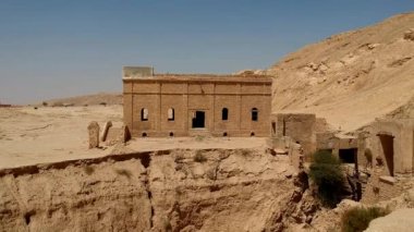 Suudi Arabistan, Khafs Daghrah 'daki terk edilmiş yağmur suyu toplama istasyonundan kamera uçuyor.